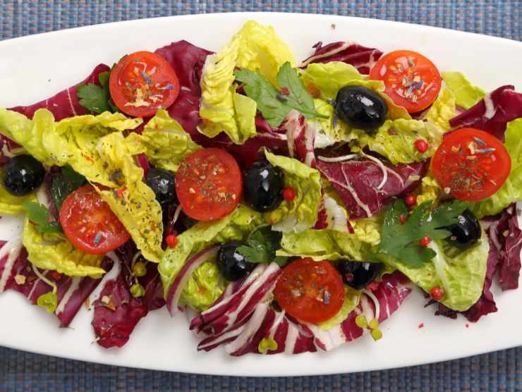 piatto d'insalata mista