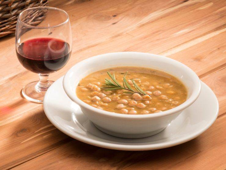 bicchiere di vino rosso e zuppa di ceci