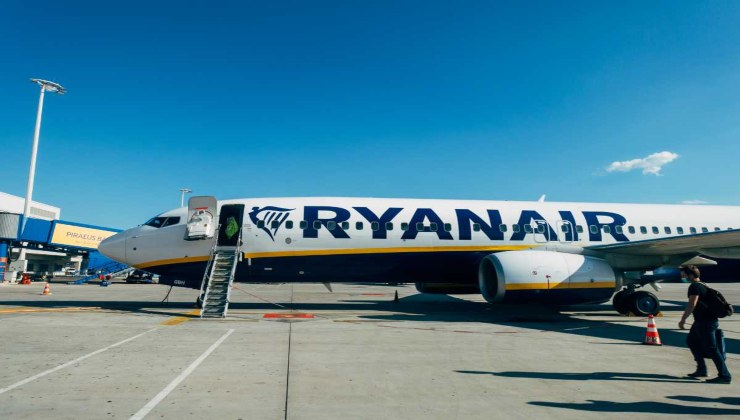 Aereo Ryanair su pista aeroporto