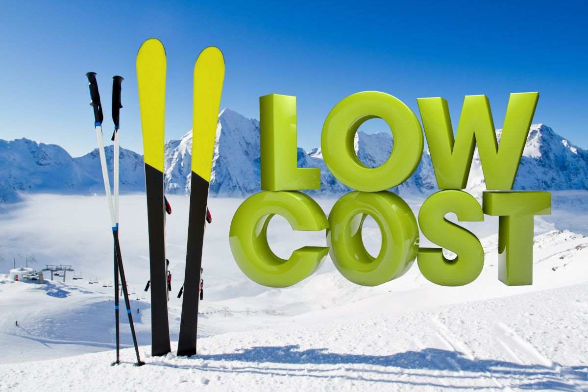 sci nella neve e scritta low cost