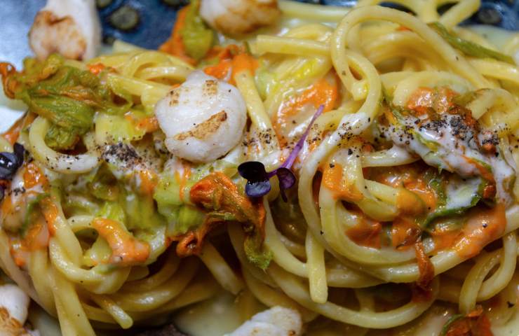 spaghetti con pesto di fiori di zucca