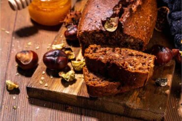 Torta plumcake sul tagliere, castagne