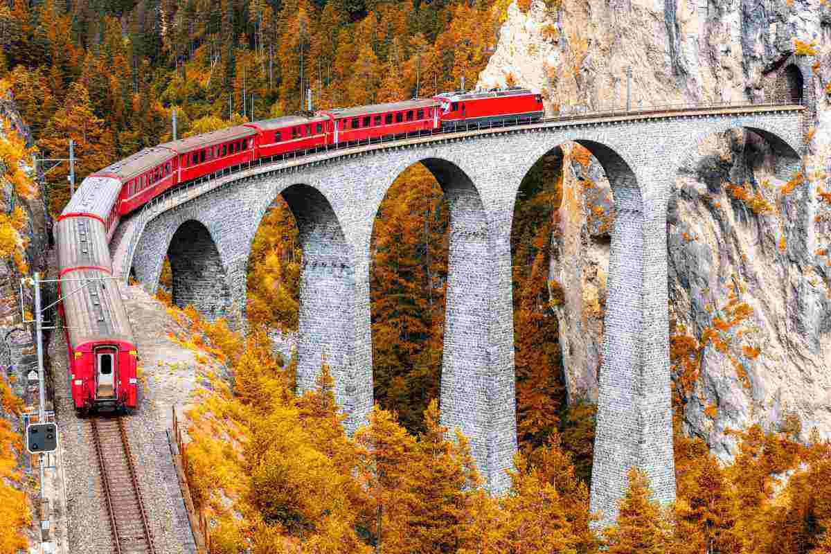 treno storico su ponte