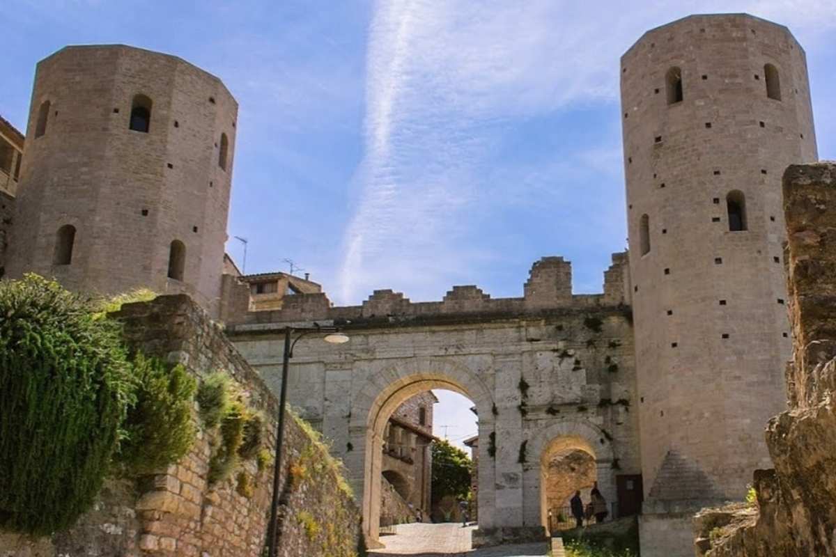 porta ad arco di spello