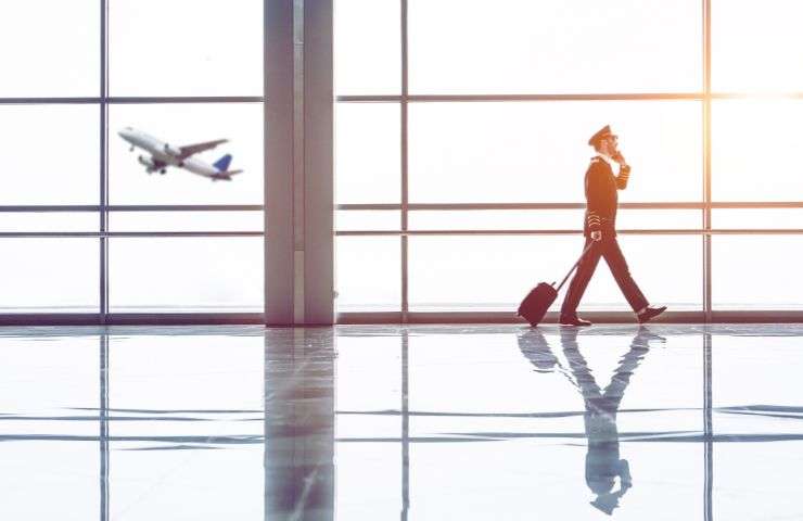 aeroporto con persona e aeroplano