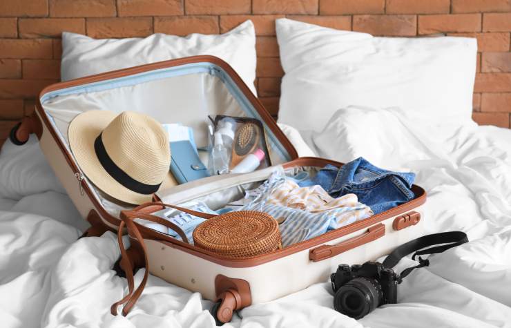 valigia su letto aperta
