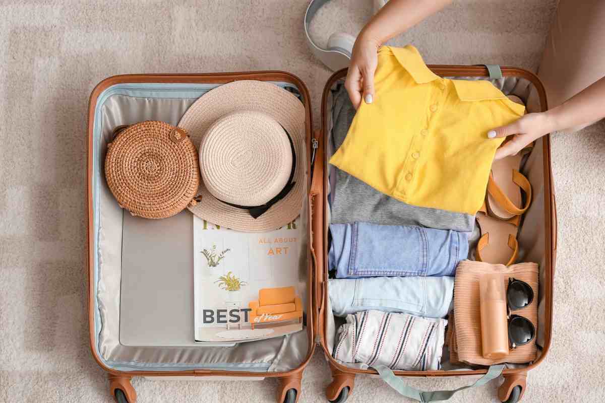 Valigia aperta con oggetti all'interno