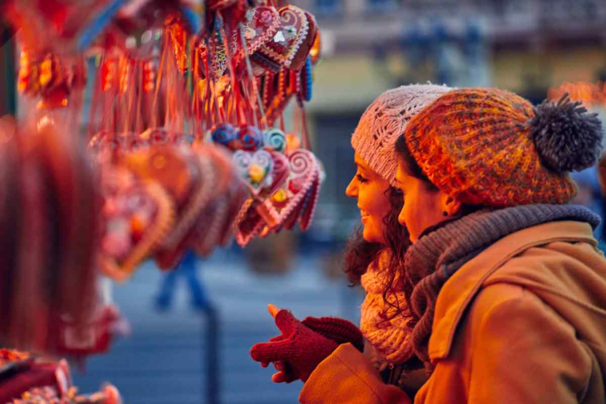 Due ragazze che osservano decorazioni di Natale