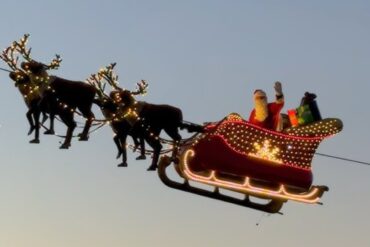 Babbo Natale sulla slitta che vola nel cielo a Montreux, Svizzera