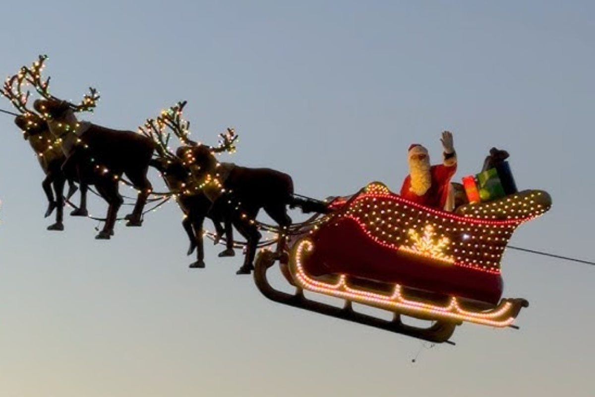 Babbo Natale sulla slitta che vola nel cielo a Montreux, Svizzera