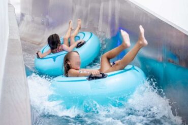 Bambine che scivolano con la ciambella nelle terme di Warmbad