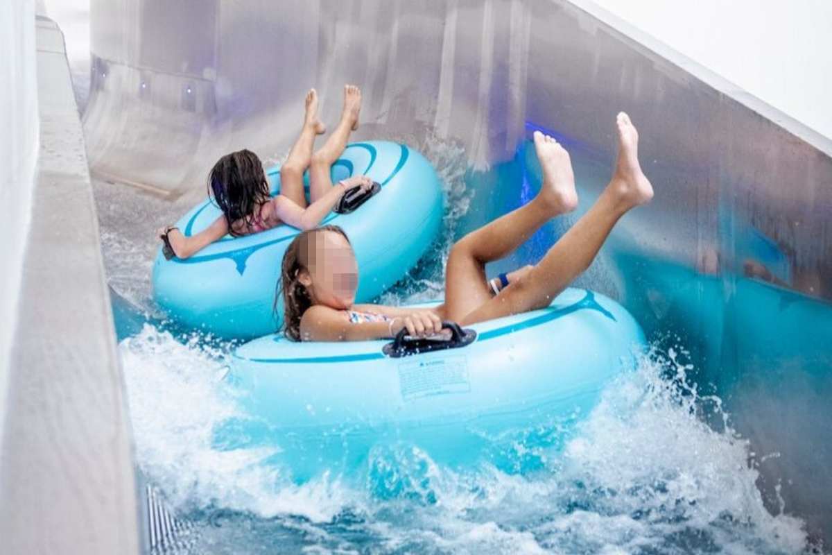 Bambine che scivolano con la ciambella nelle terme di Warmbad