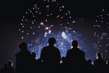 Persone che guardano i fuochi d'artificio