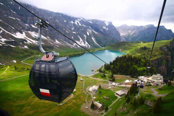 La funivia che ruota a 360° sopra le Alpi e ti porta dentro una grotta ...