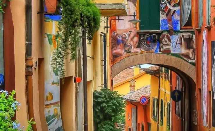 Borgo di Dozza con murales