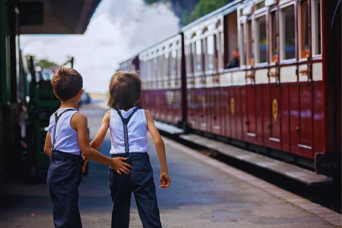 Bimbi che attendono l'arrivo del treno in stazione