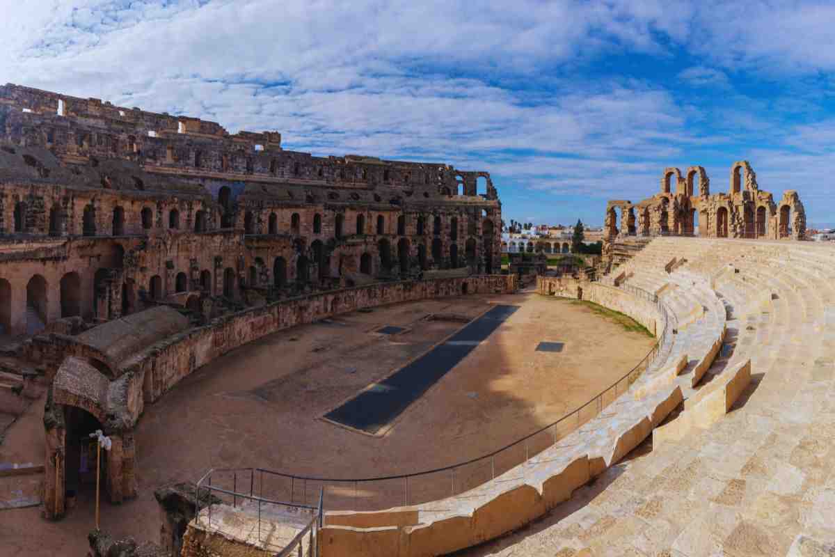 Tribune ed arena dell'anfiteatro di Jem