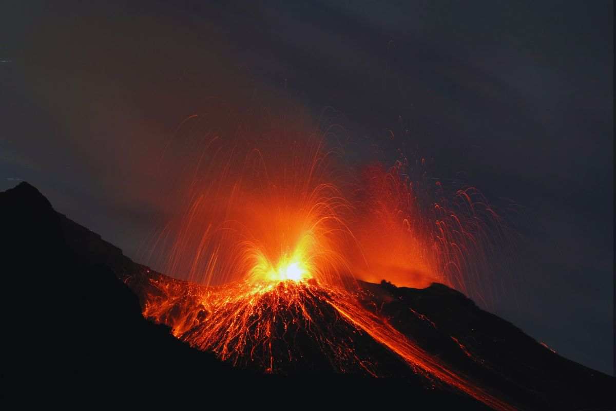Il vulcano Stromboli che erutta