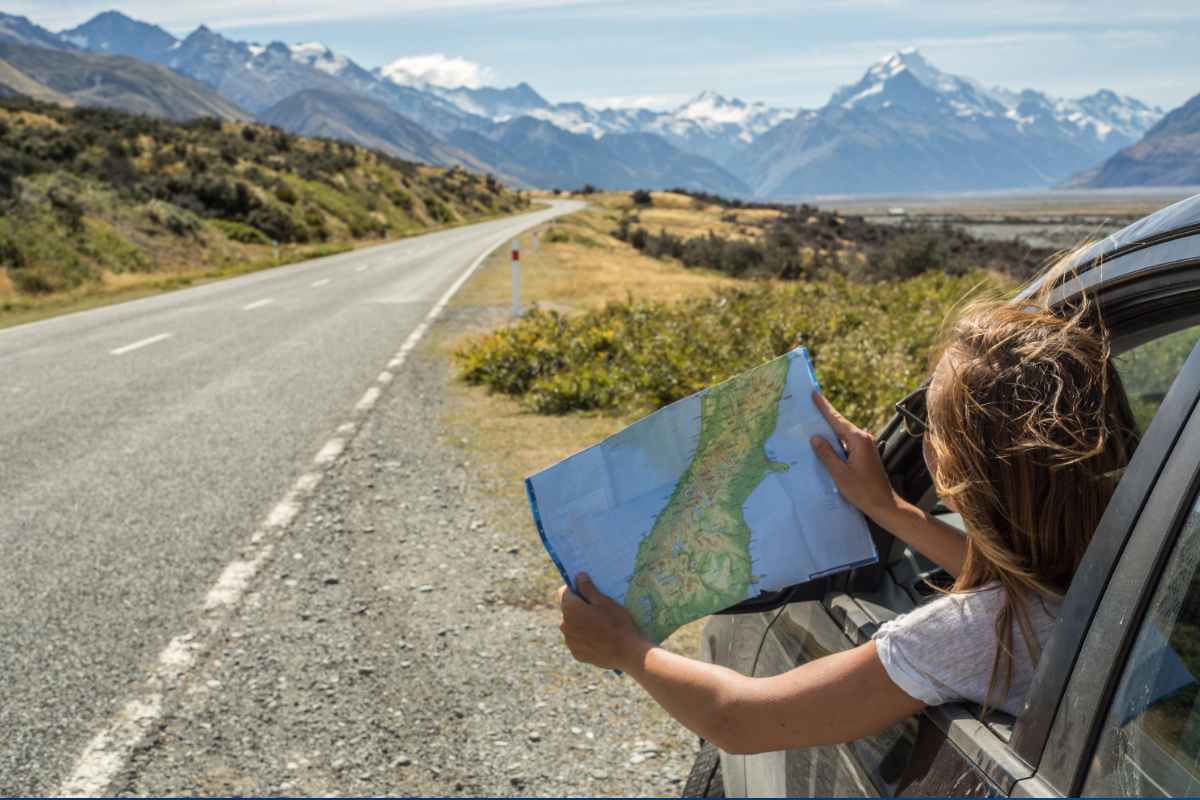 ragazza che viaggia in macchina