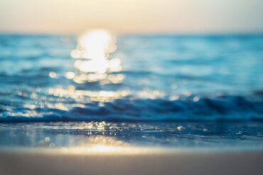 Spiaggia con sole al tramonto