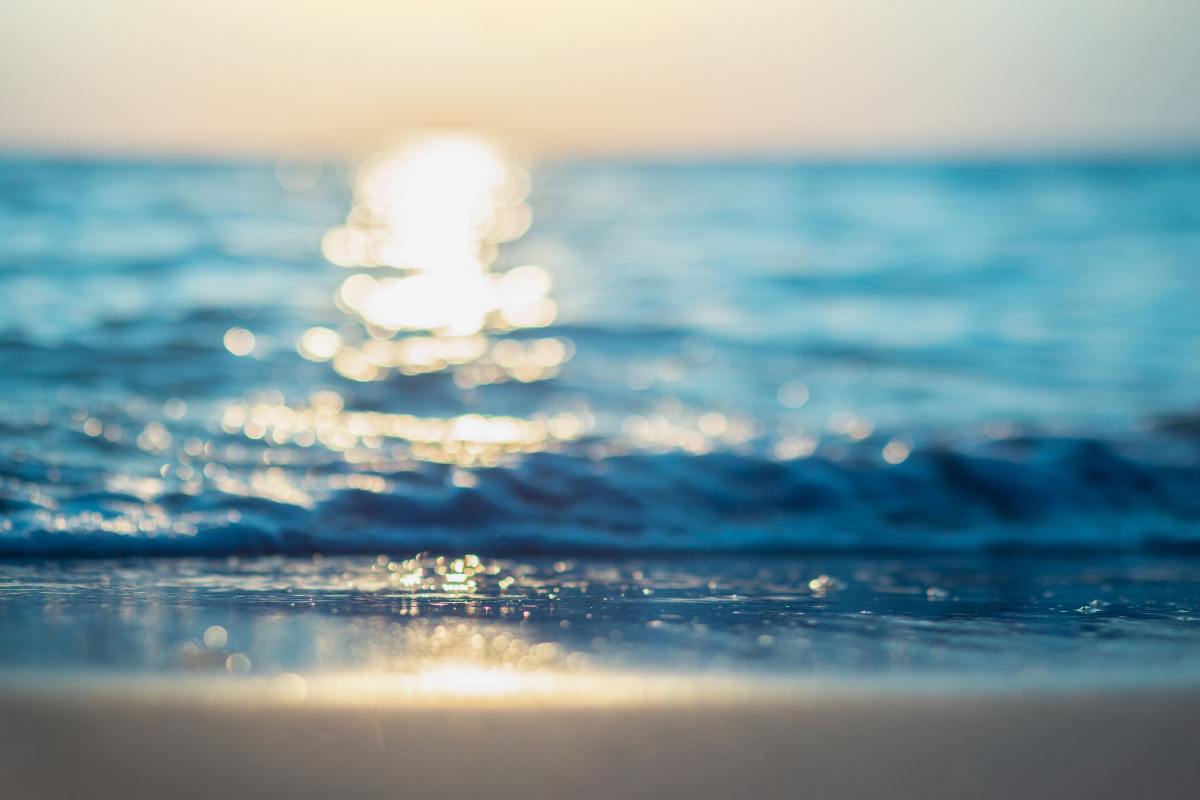 Spiaggia con sole al tramonto