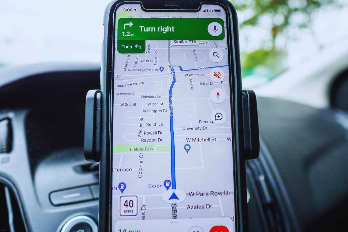 Smartphone con Google Maps in funzione