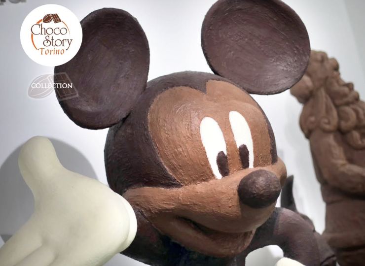 Creazione di cioccolato a forma di Mickey Mouse
