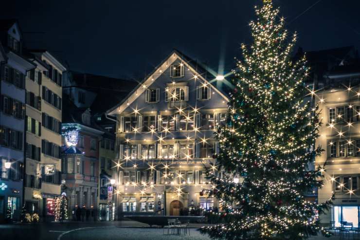 Albero di Natale e case illuminate a Zurigo