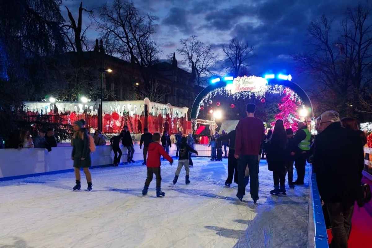 Foto serale della pista di pattinaggio al Villaggio delle Meraviglie a Milano