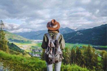 Donna che ammira un paesaggio montano