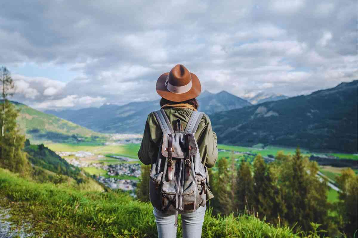 Donna che ammira un paesaggio montano