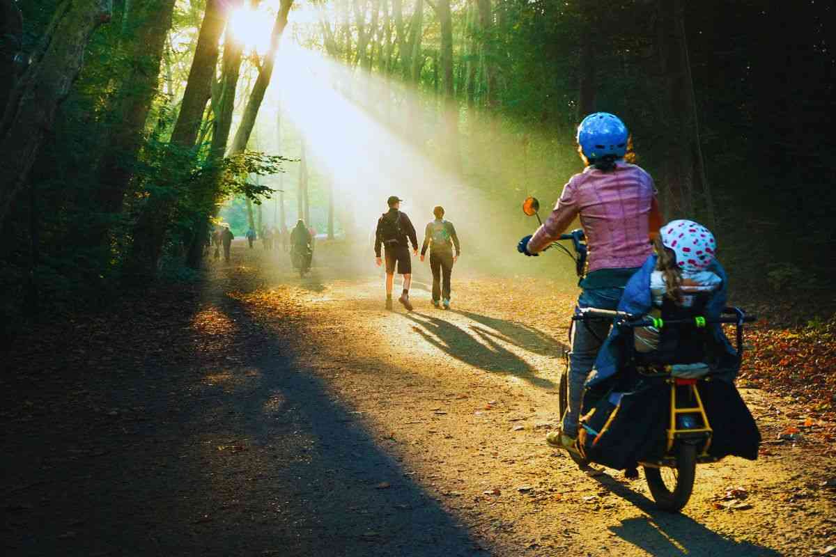 Persone che si godono la passeggiata al parco