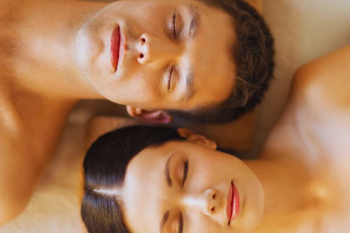 Uomo e donna che si rilassano