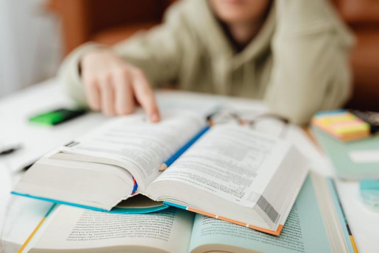 Libri aperti su una scrivania