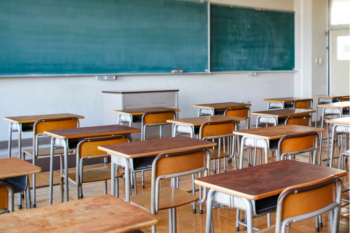 Banchi di scuola e lavagna