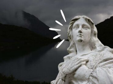 sfondo lago e statua con linee attenzione