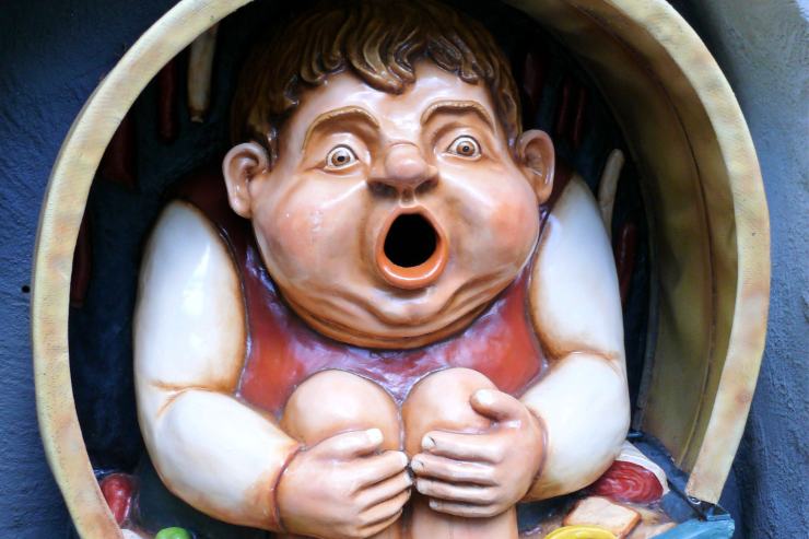 Statua bambino/mostro del parco Efteling che mangia la spazzatura