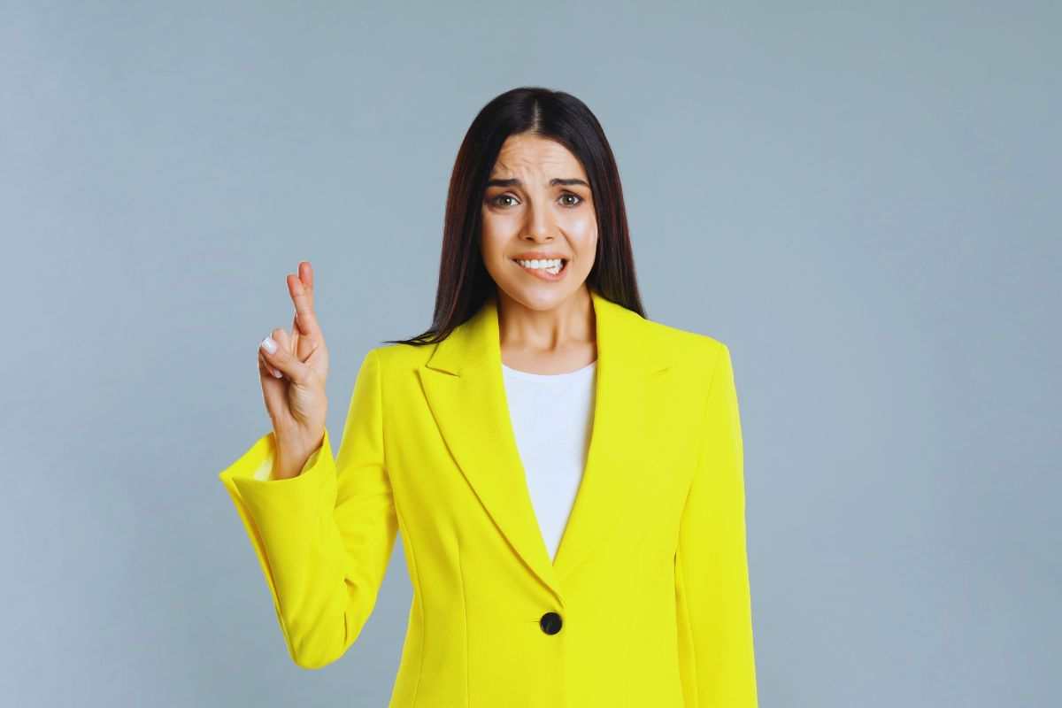 Donna che incrocia le dita in modo scaramantico