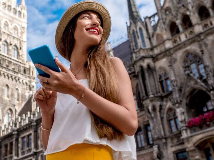 ragazza visita città