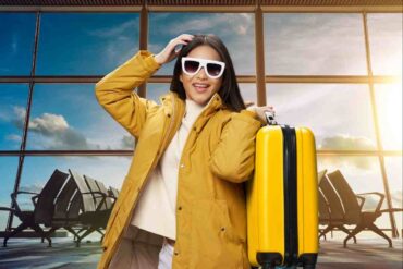 Donna con valigia in aeroporto