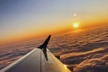 Ala di un aereo che sovrasta un banco di nubi