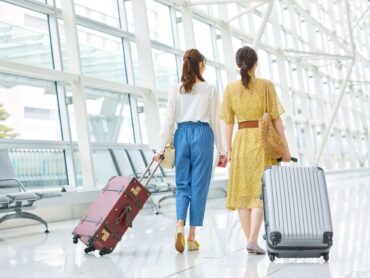 Due donne con valigie