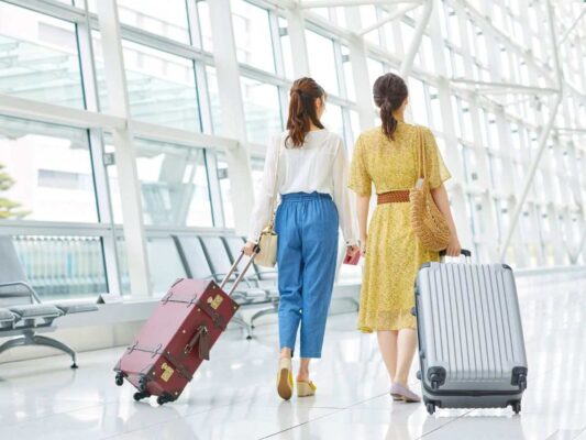 Due donne con valigie