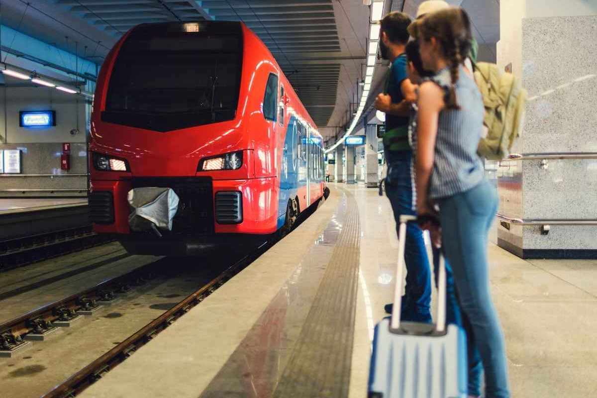 Persone che attendono il treno in stazione