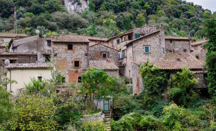 Edifici di Narni in mezzo al verde