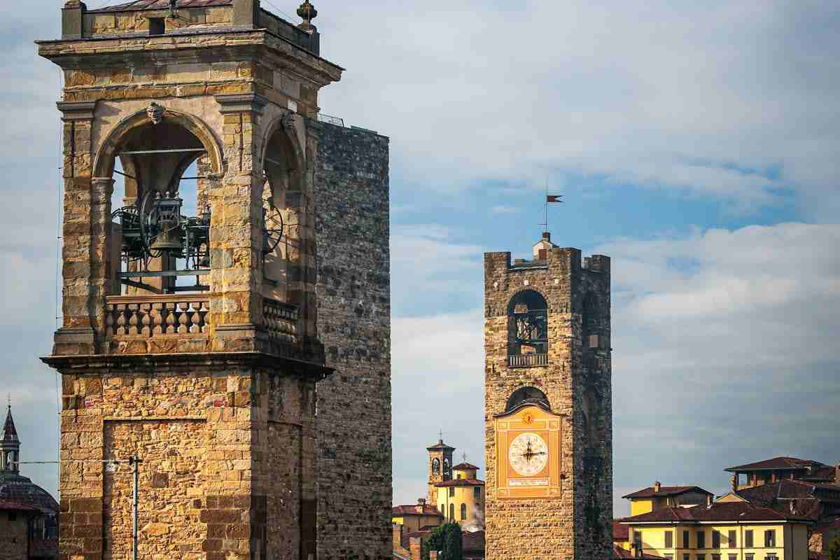 campanili borgo, cielo sullo sfondo