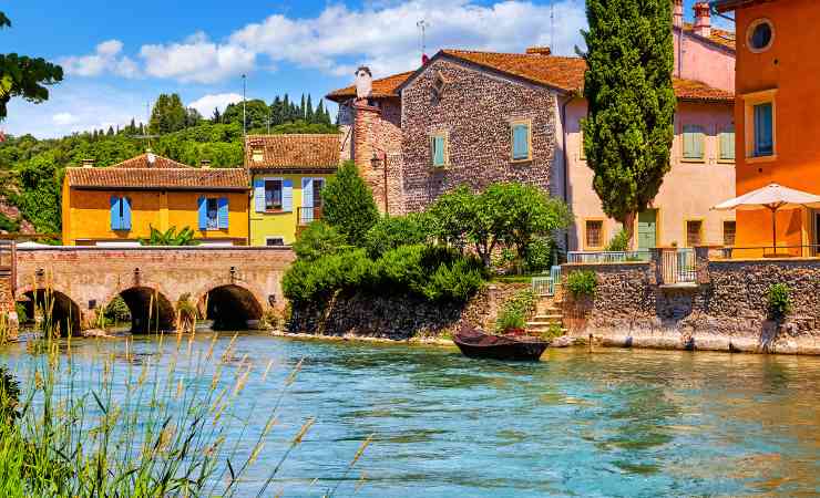 Vista su Borghetto sul Mincio, con fiume e case basse
