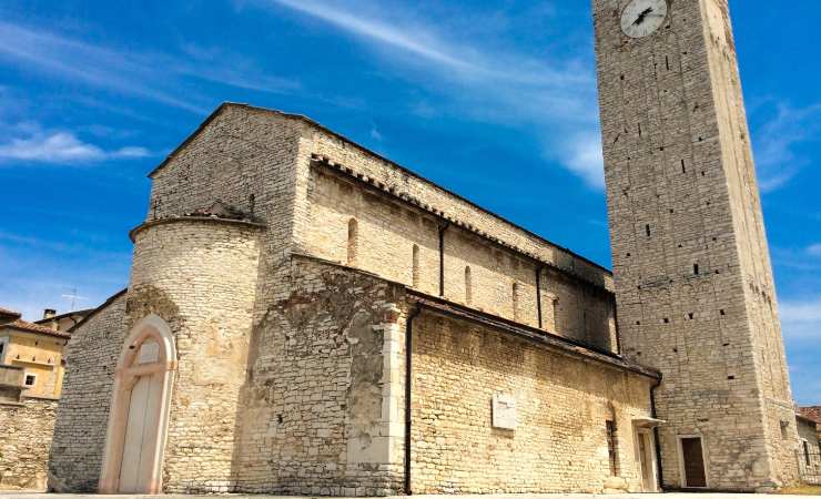 Chiesa con pietre calcaree