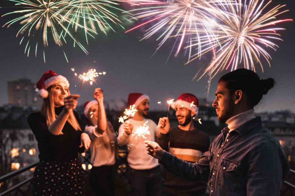 Gruppo di ragazzi intenti a festeggiare Capodanno