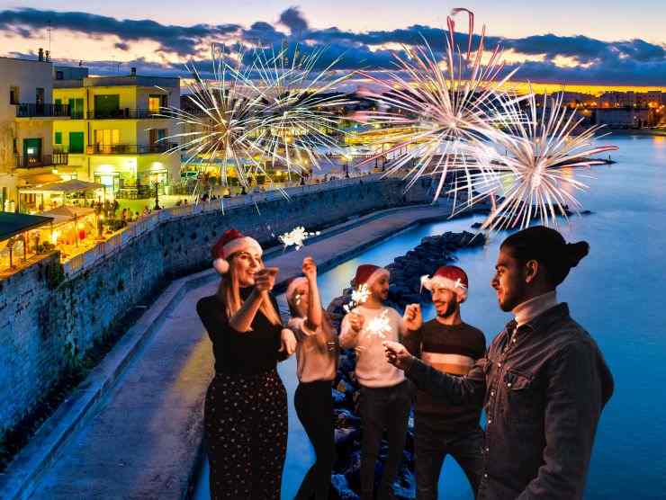 otranto e ragazzi che festeggiano
